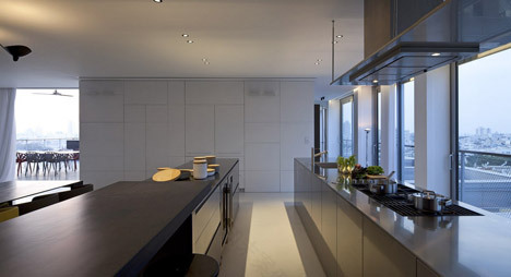 Tel Aviv Penthouse by Pitsou Kedem features a rooftop infinity pool-16