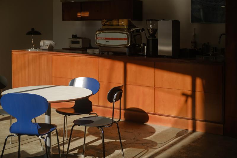 色彩魔力 | 15 坪温馨咖啡厅的 Woodton 风格设计-11