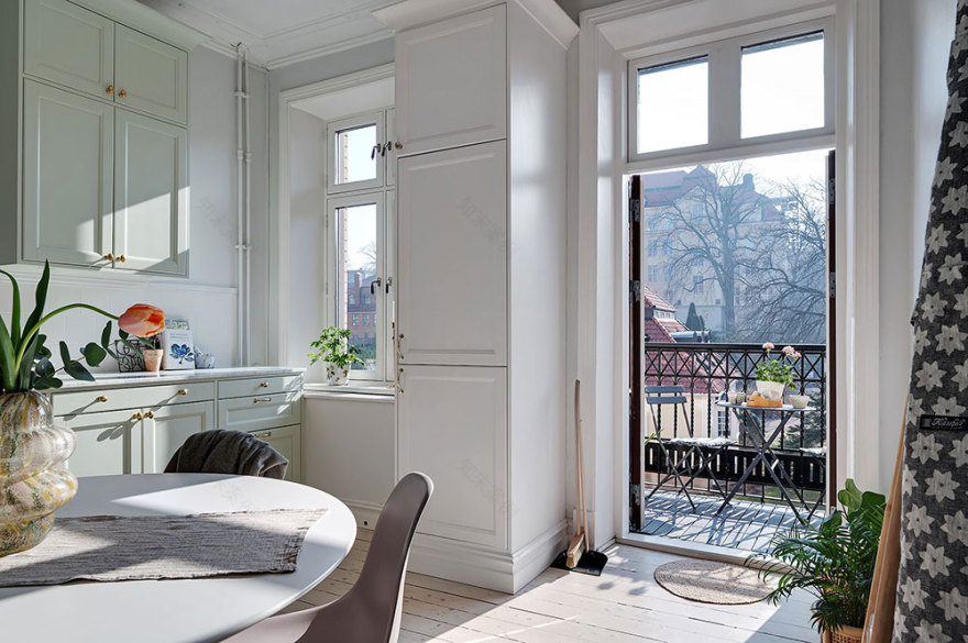 北欧风格公寓的彩色厨房设计-8