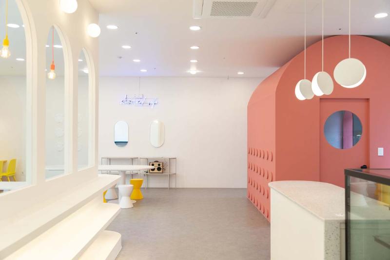 30 平小空间大变身，明亮多彩的咖啡厅设计-7