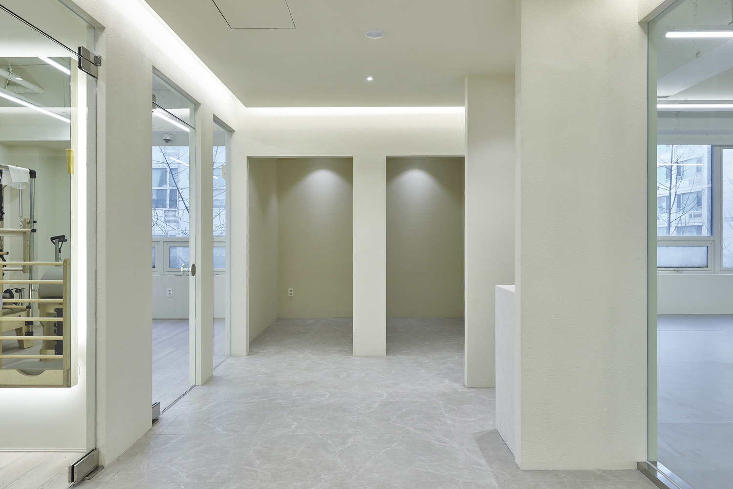 白色典雅，140 平米办公室与公寓的精致设计-12