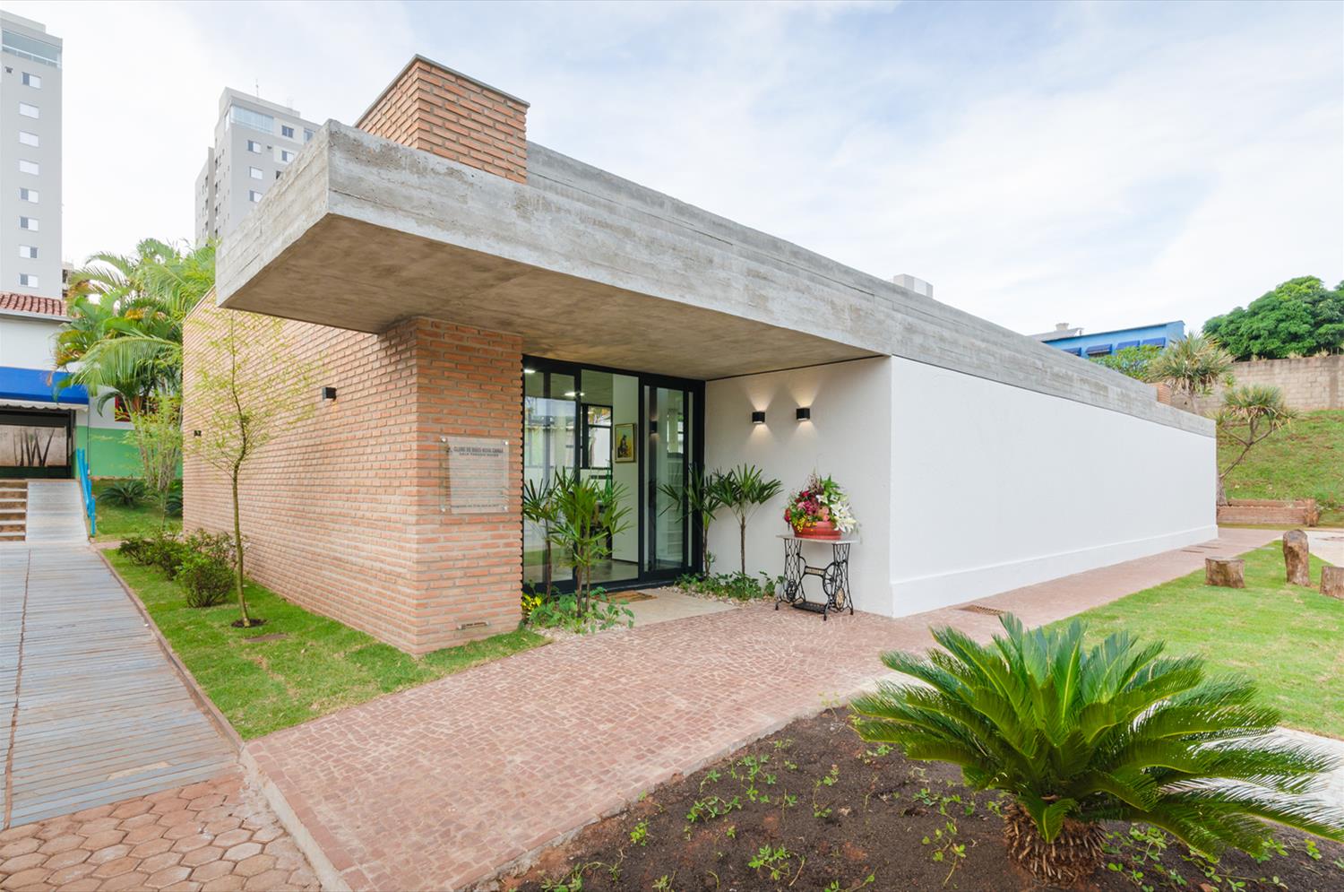 Clube de Mães · 简约现代的环保艺术建筑-4