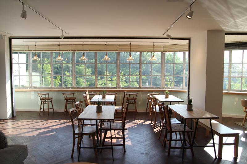 山丘之上的白色简约咖啡馆-4