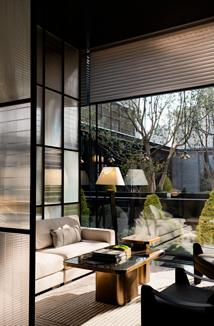 700㎡高级黑售楼处丨李益中空间设计-40