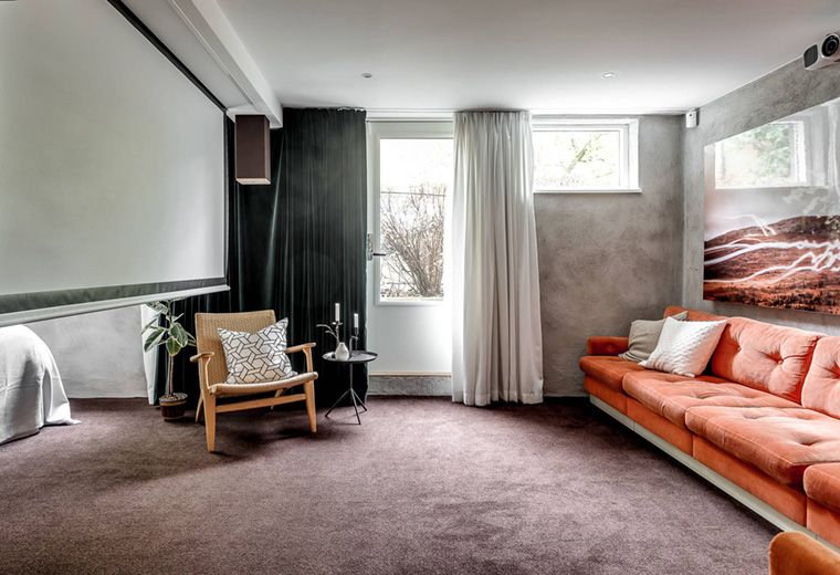 Alexander White 的现代工业风原木金属铁皮加盖设计-15