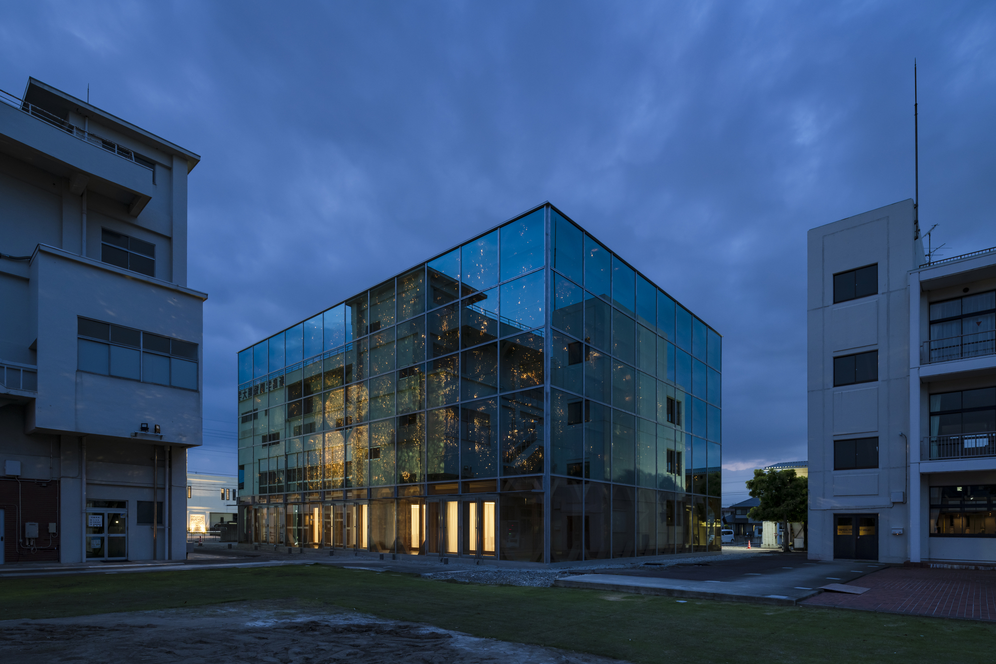 Niijima Gakuen Junior College Hall & Chapel / Tezuka Architects-17