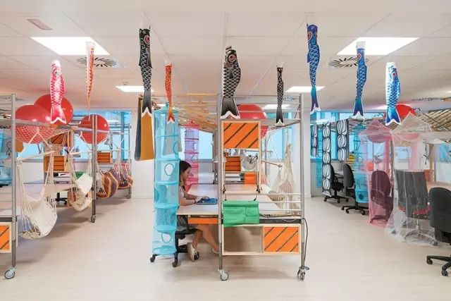 她用宜家的便宜家具、脚手架、木地板、晾衣架…设计出的最有创意的联合办公-74