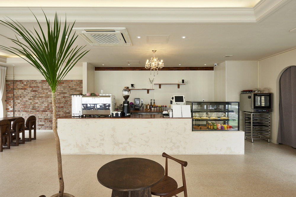 白色与木色，打造温馨的 24 平米咖啡厅-5