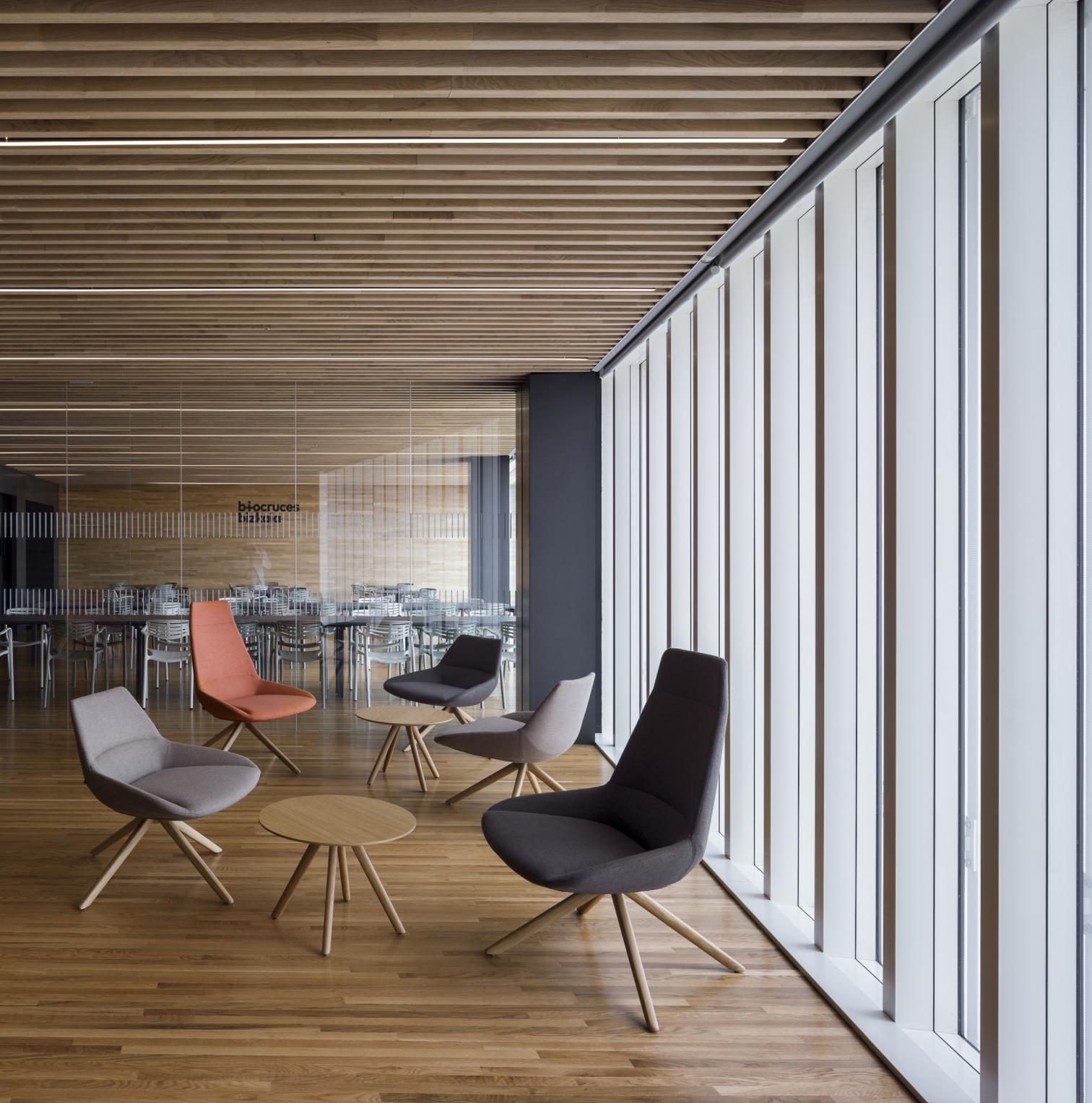 白色网格立面的新医疗建筑 | Idom 的生物十字学院设计-16