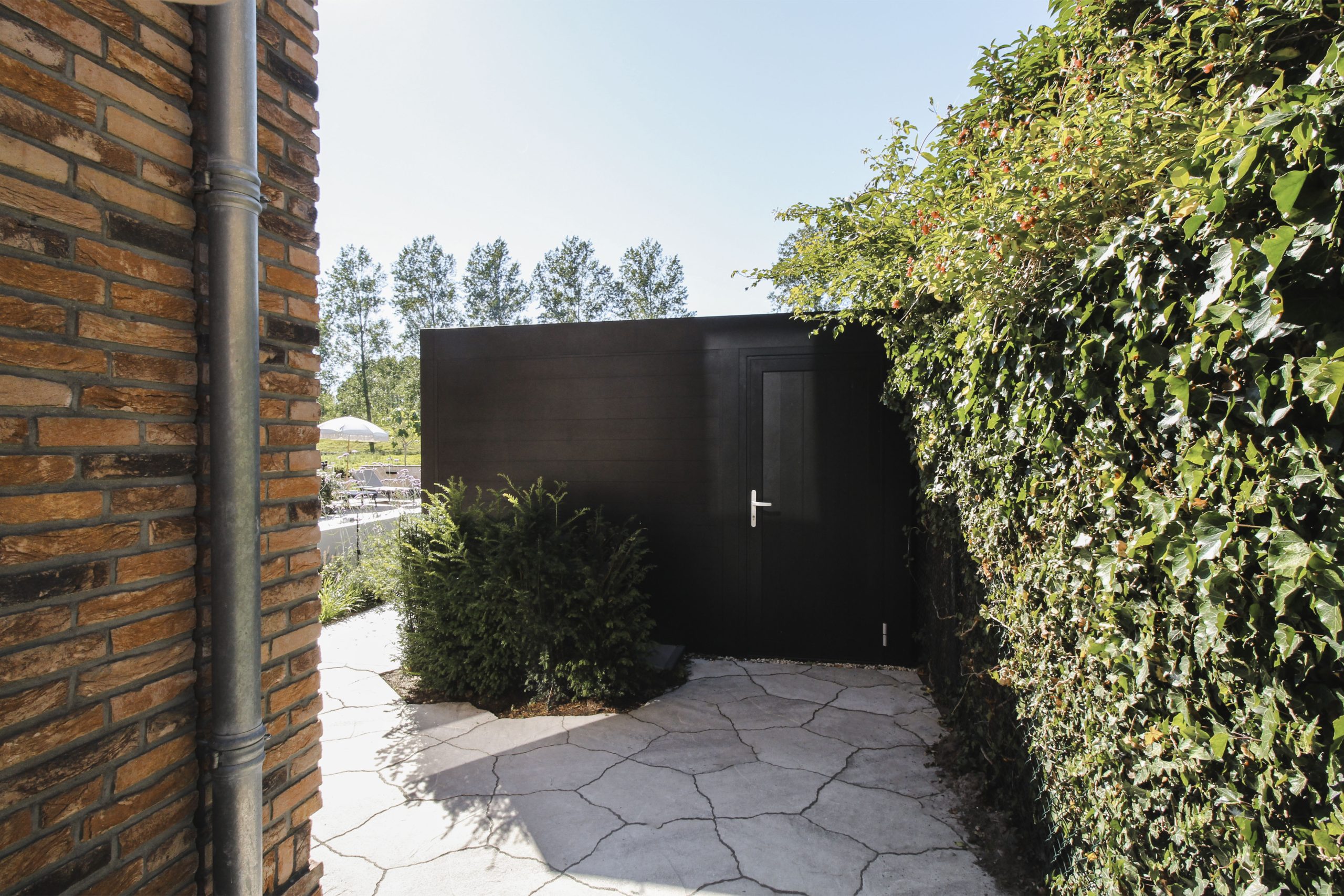 Tuin make-over met een overkapping, tuinmeubelen & zwembad-13