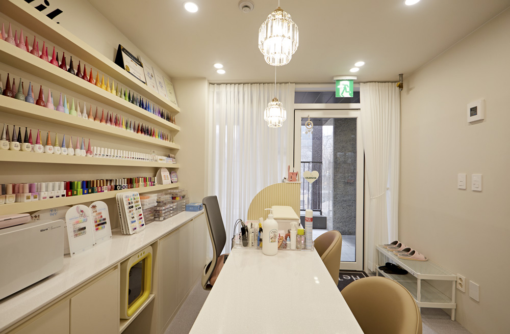 白色简约小型指甲沙龙设计-3