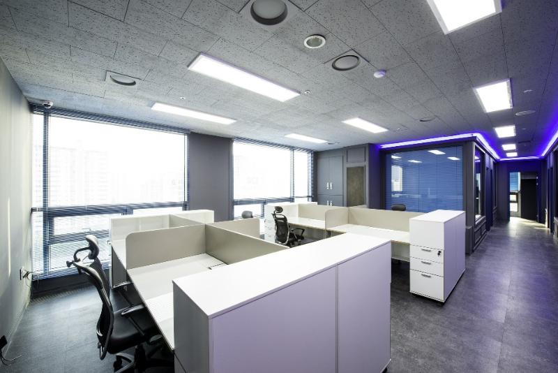 简约办公空间，照明设计提升氛围-4