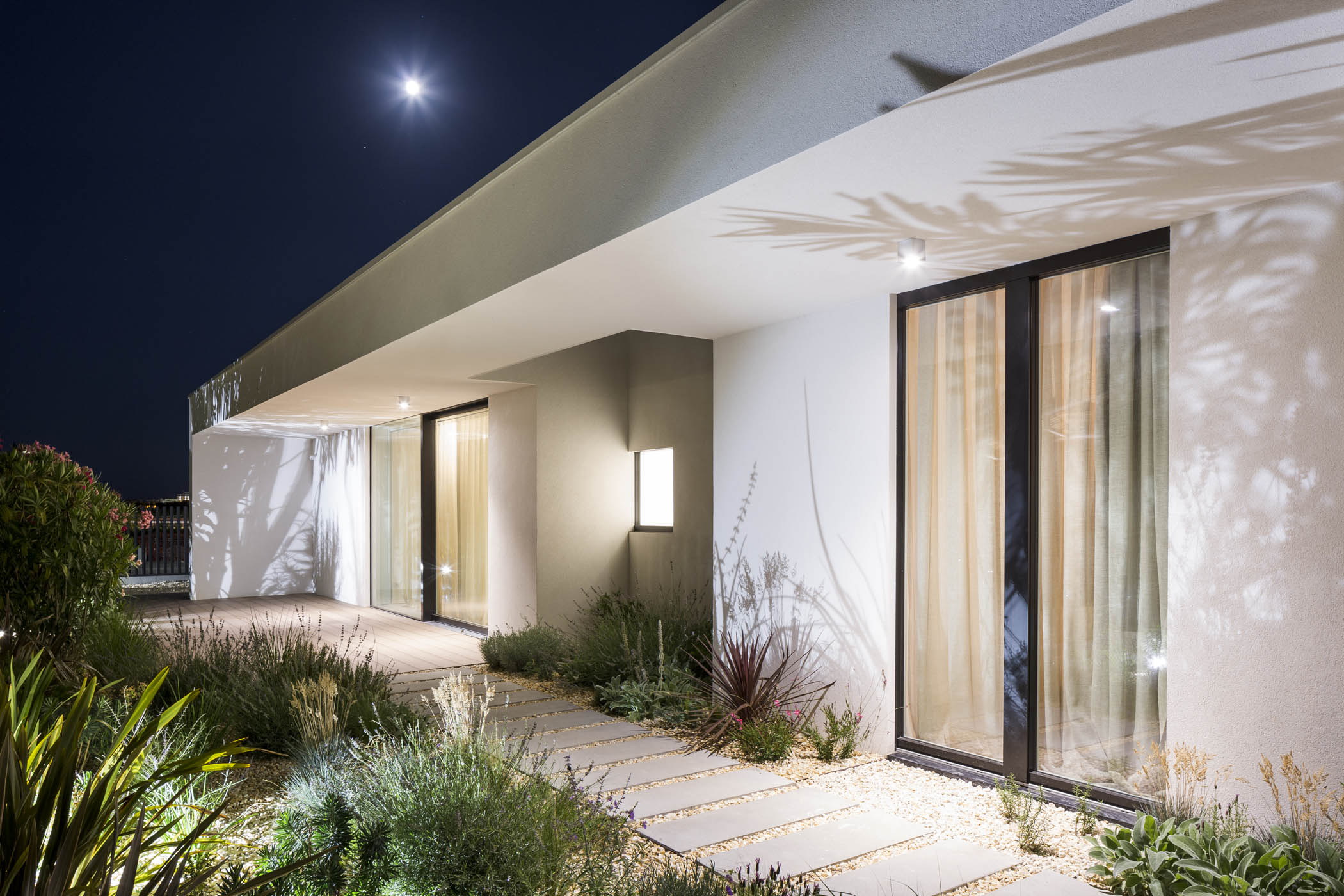 现代简约风格别墅设计，融入自然与私密空间-11