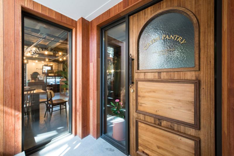 原木风打造自然甜品店，绿植点缀的温馨空间-11