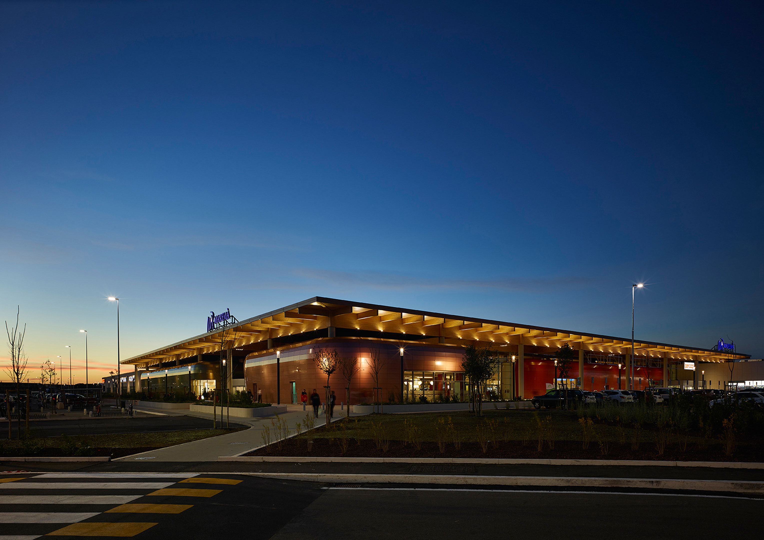 彩色金属片包裹的购物中心-5