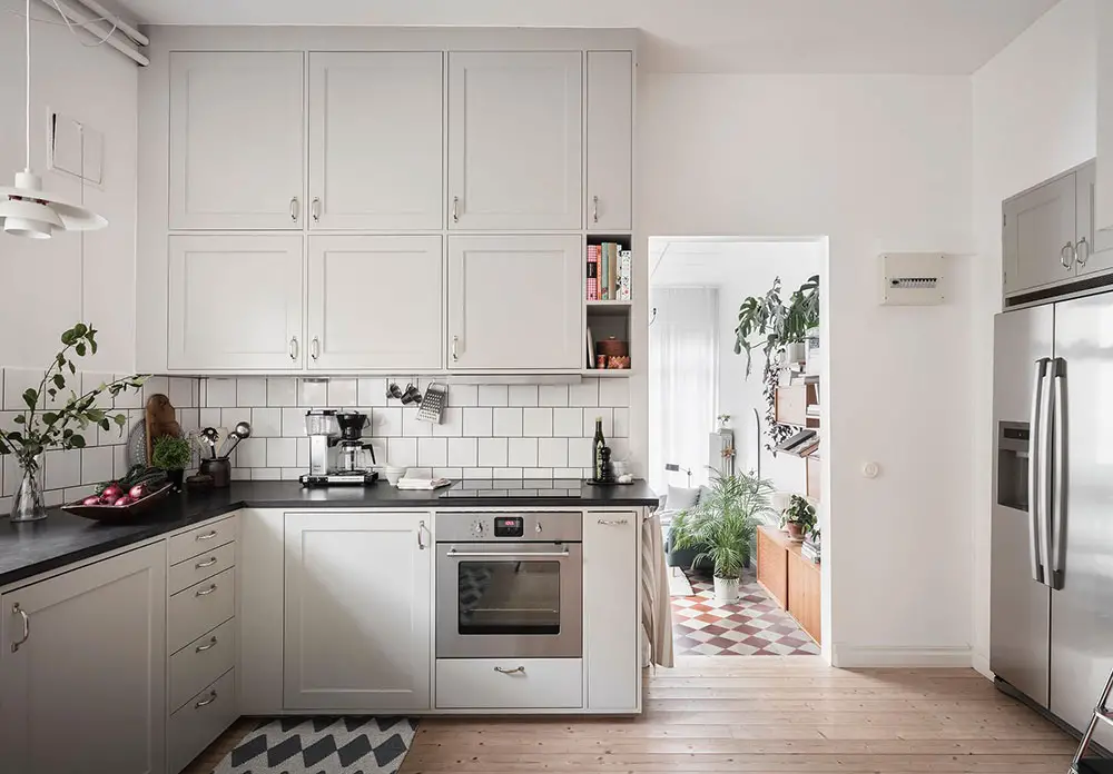 瑞典城市绿洲 | 红白格子地板的温馨公寓-13