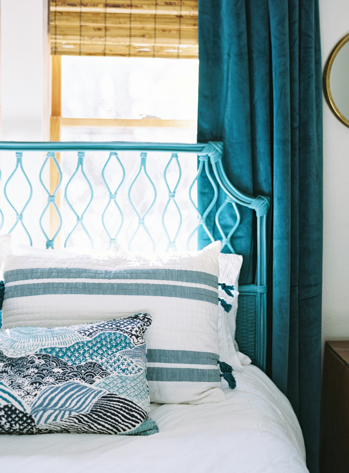 Stunning turquoise home called Acorn Falls Cottage built in the mountains by Ballard Design 由BallardDesign在山上建造的青绿色房子叫AcornFalls小屋。-20