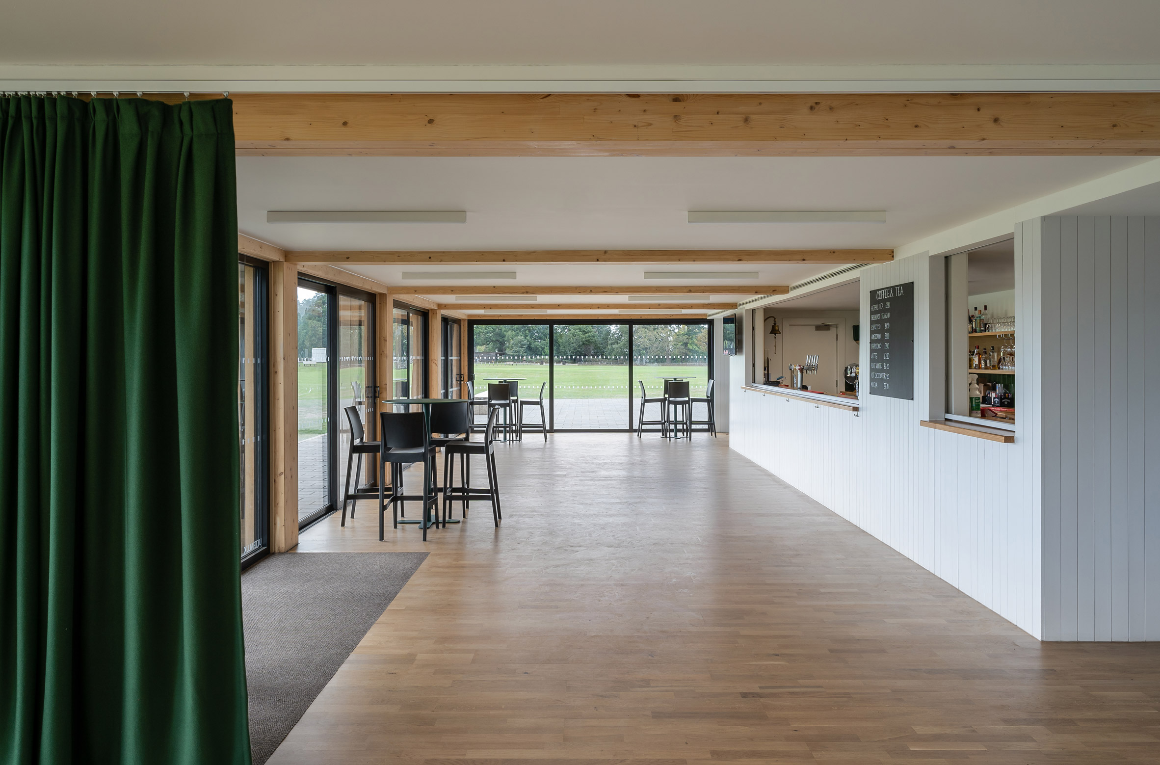 伦敦皇家公园里的现代木质 cricket 俱乐部-17