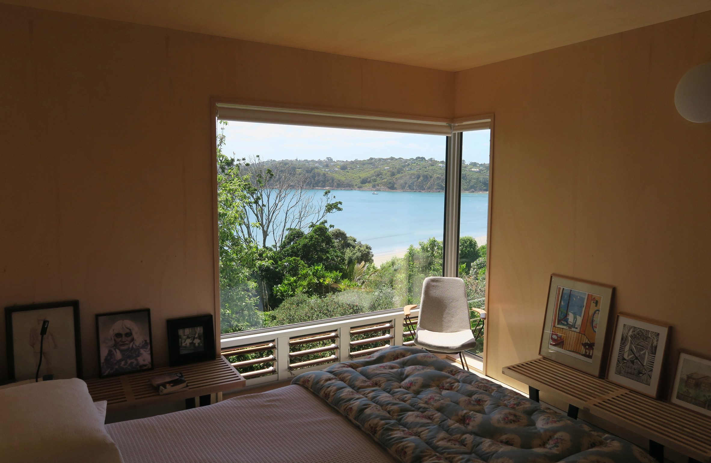 Vaughn McQuarrie completes island cottage overlooking New Zealand's Hauraki Gulf-11