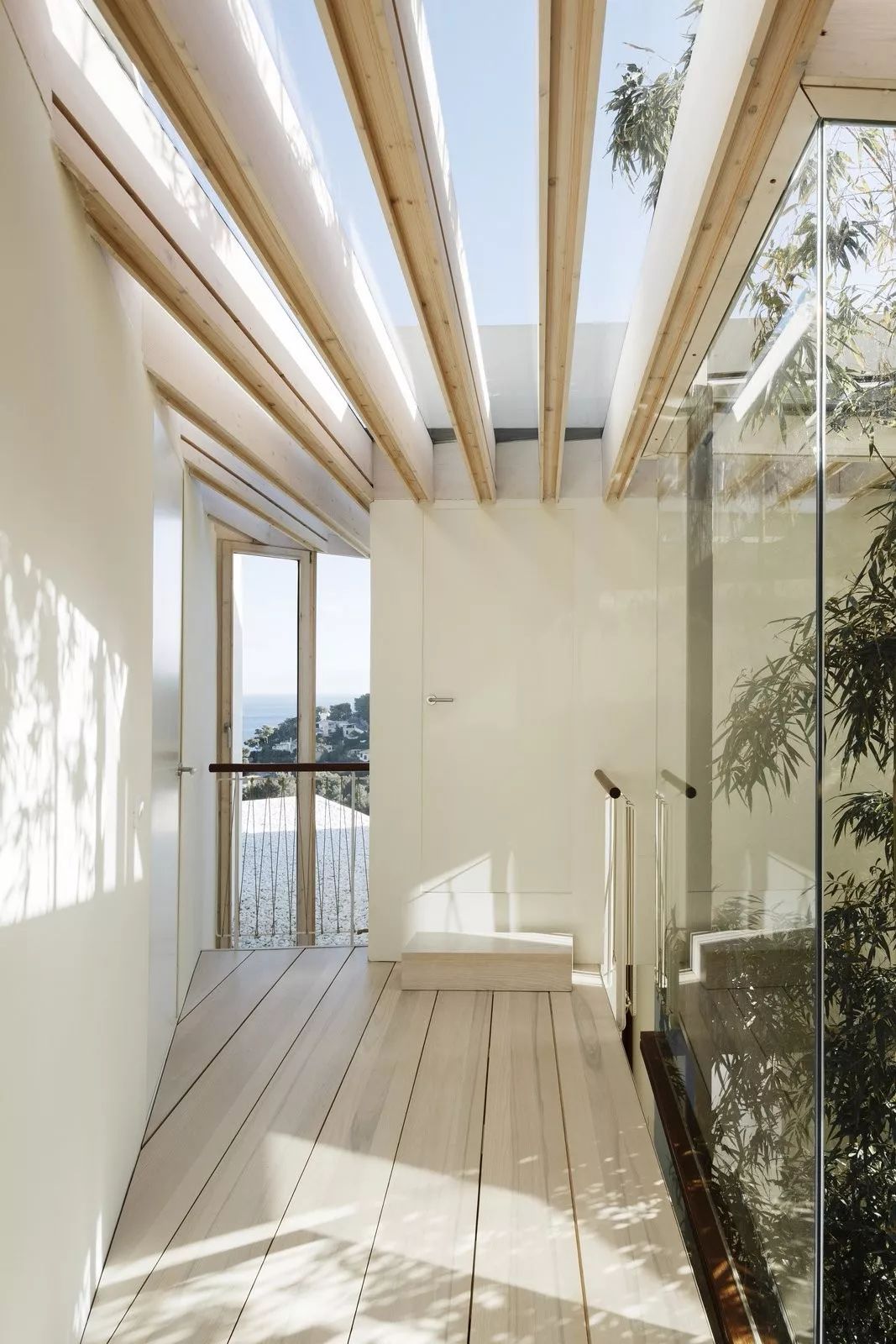 西班牙马略卡岛岩石山坡上的现代方盒子住宅-28