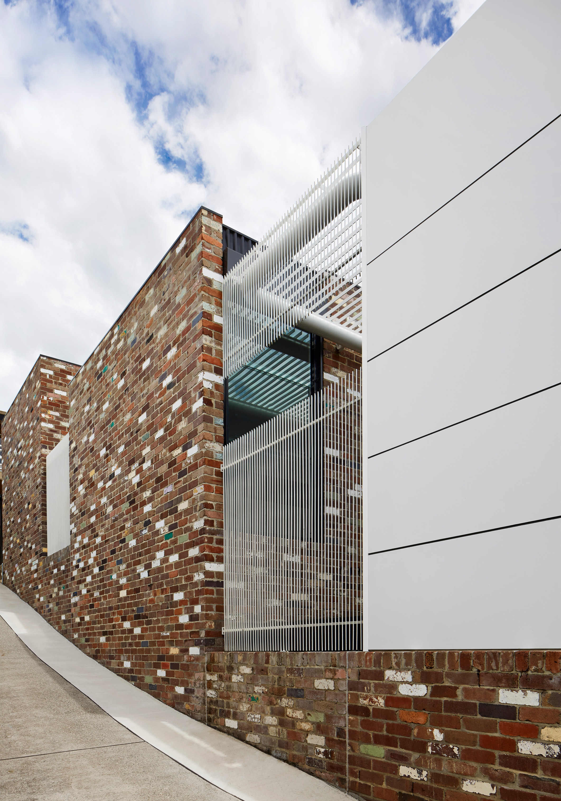 Giant "paperclips" support living spaces and balcony at New South Wales home-24