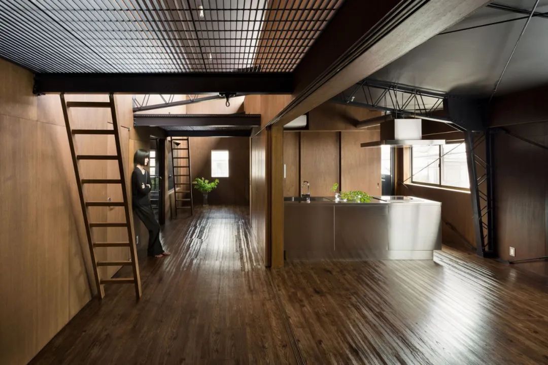 东京极简住宅 | 黑色天花板与钢结构元素-2