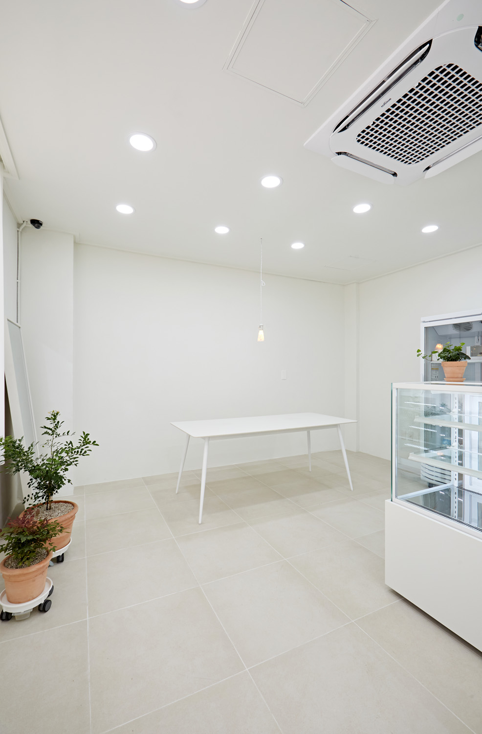 白色简约设计，10 平米小店翻倍吸睛-10