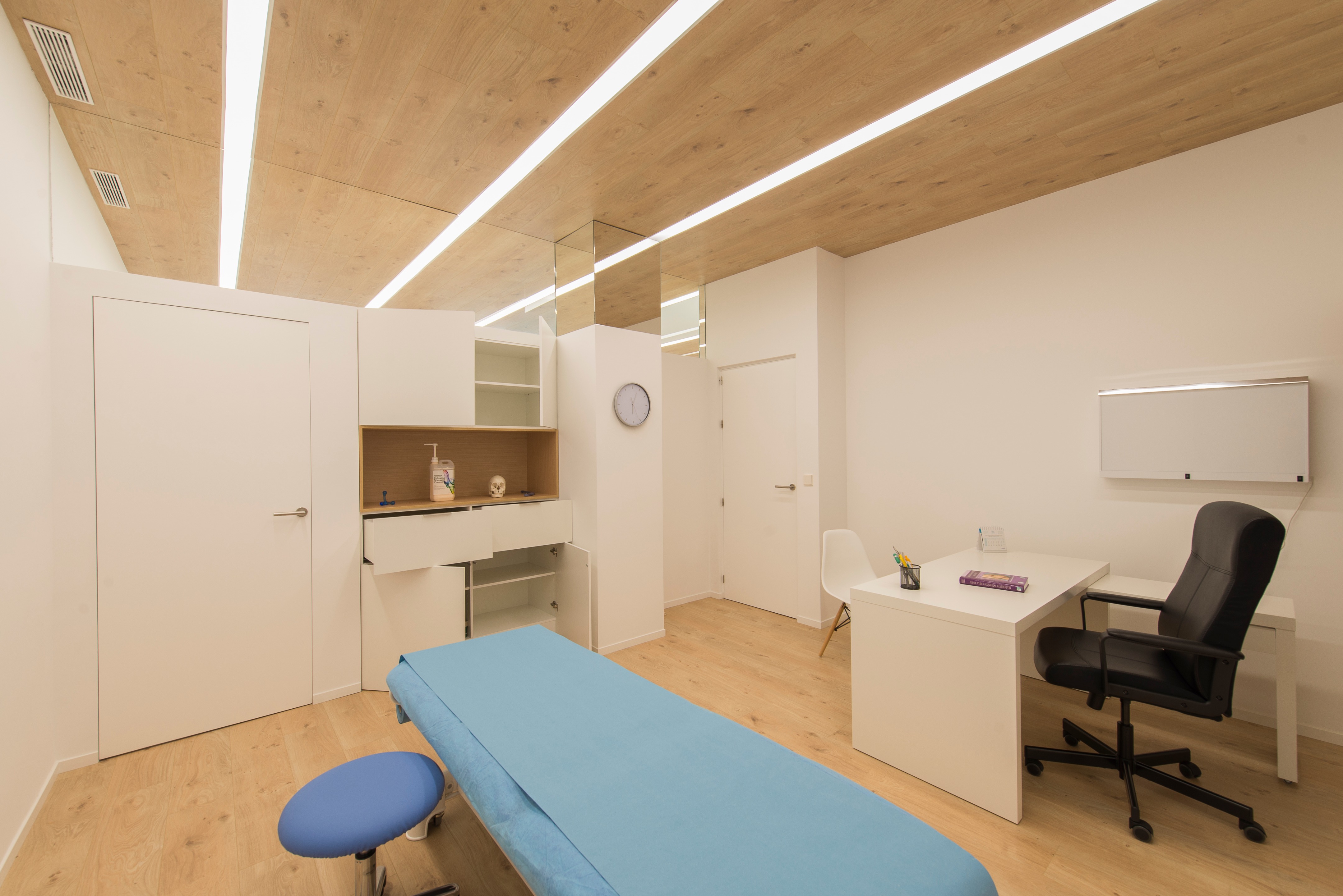 西班牙 Aitor Mira 诊所 | 自然光与木质调的舒适疗法空间-21