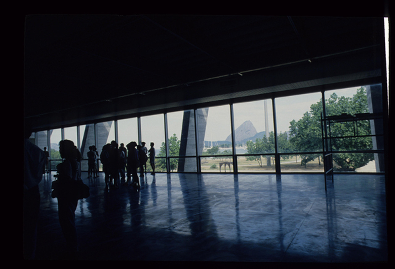 巴西里約熱內盧現代藝術博物館：建築大師 Affonso Eduardo Reidy 採V形柱列、懸吊樓板，打造現代主義建築經典 | FAM-49