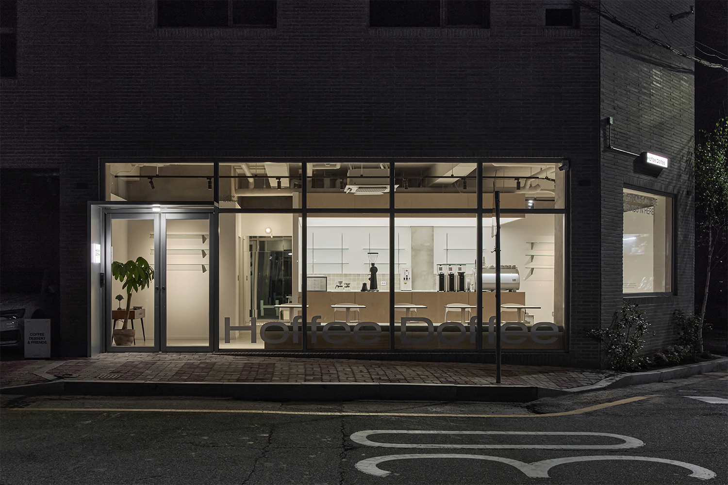 由于 Hoffee Doffee 不是常见的英文词汇组合，没有明确的、约定俗成的含义，难以准确翻译这可能是一个自创的品牌名、昵称或特定情境下使用的词语因此，无法提供准确翻译 丨Docent Design-6