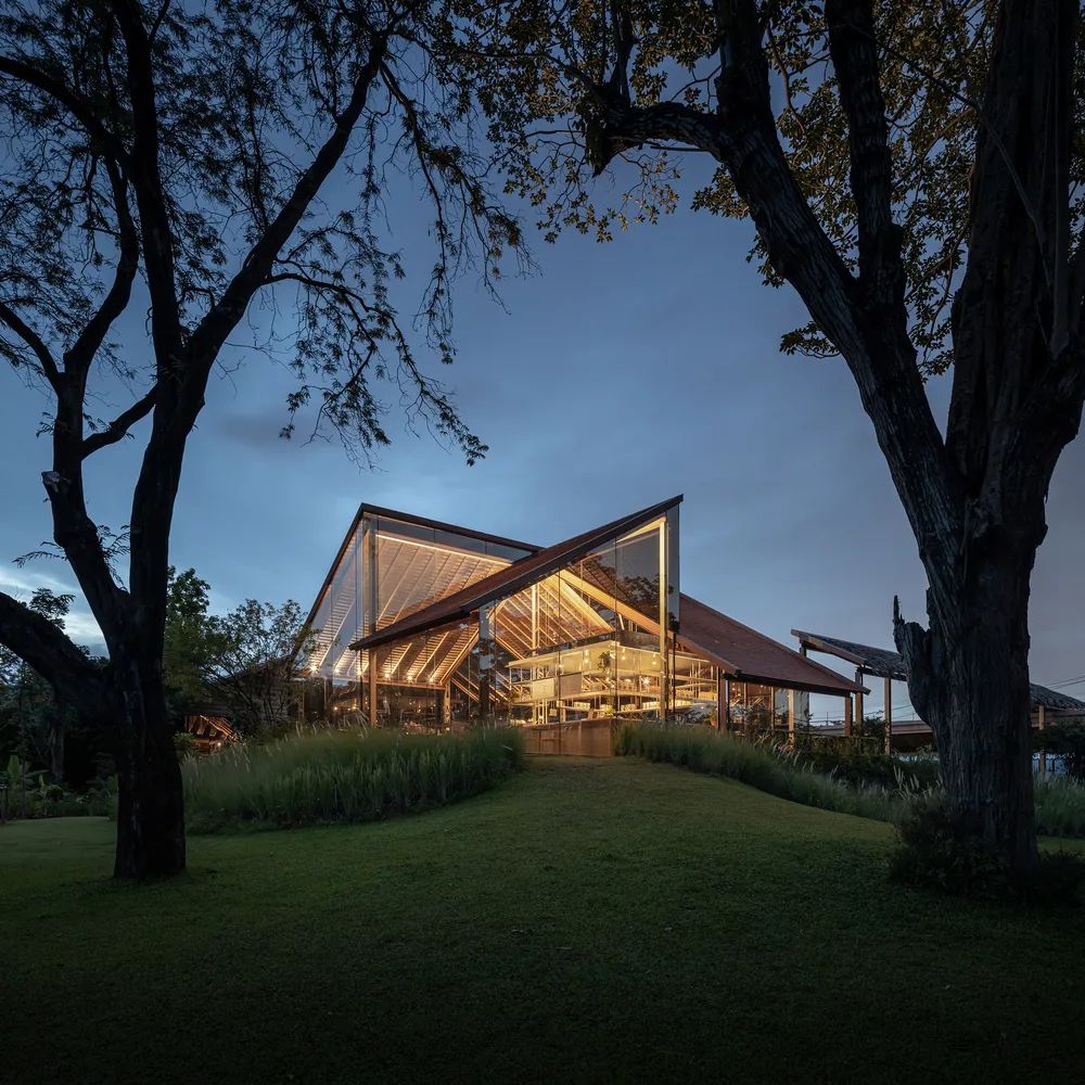 泰国乡村新咖啡馆 | 玻璃与木瓦的生态融合-32