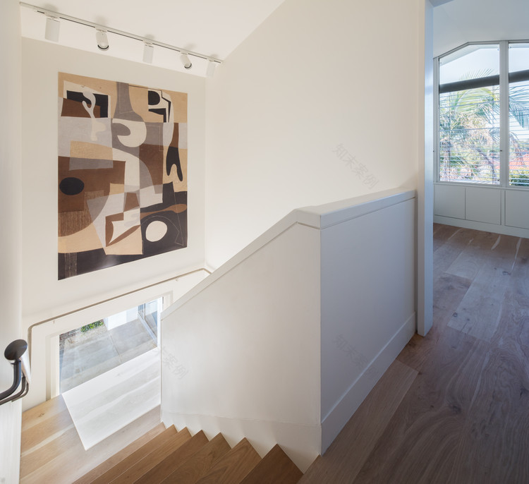 悉尼郊区多代同堂的现代宜居之家-37