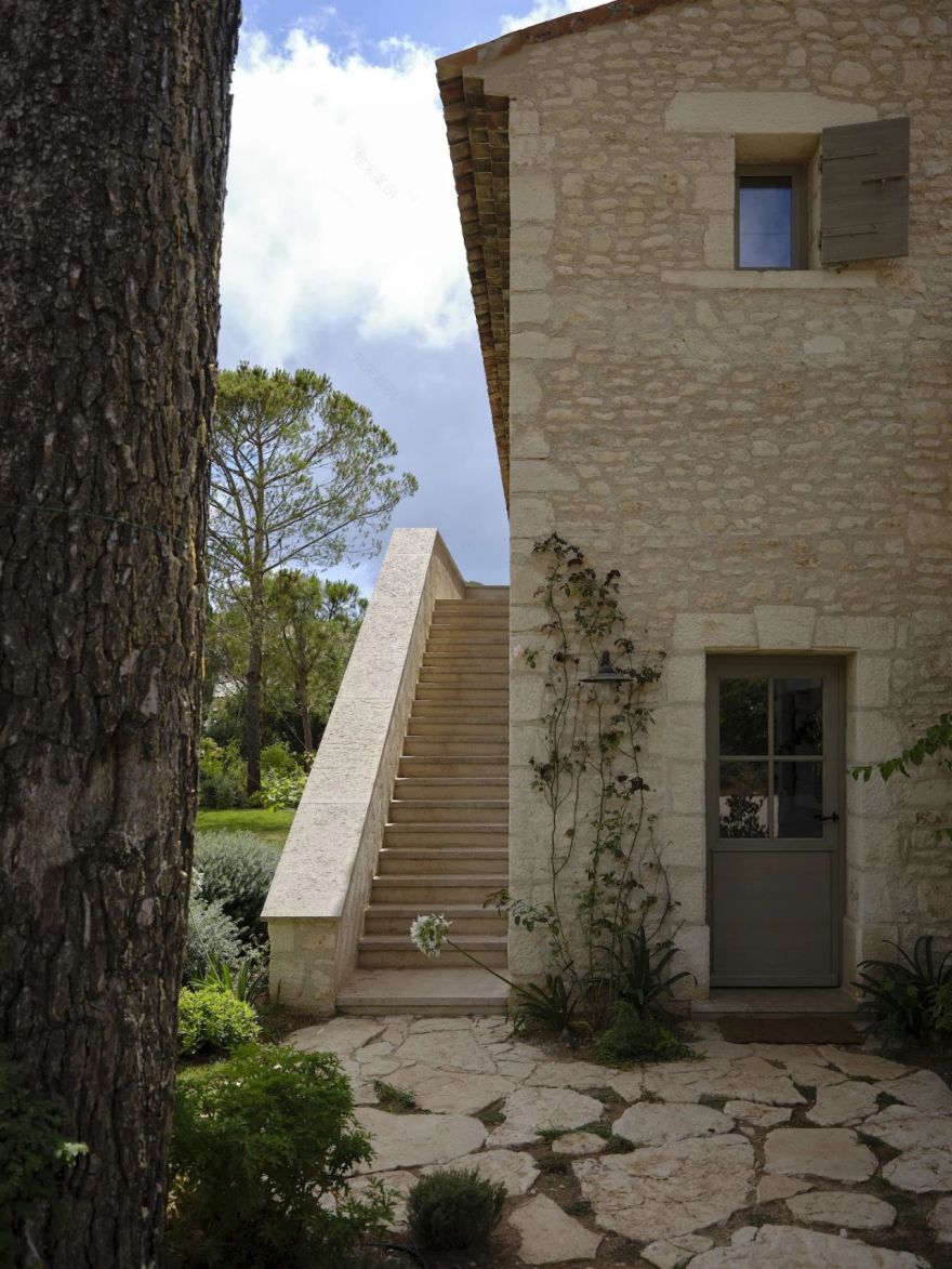 法国南部山间别墅Les Jours Heureu·丨Caprini Pellerin建筑事务所-8