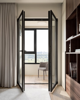 带浴室窗户的简约公寓丨俄罗斯莫斯科