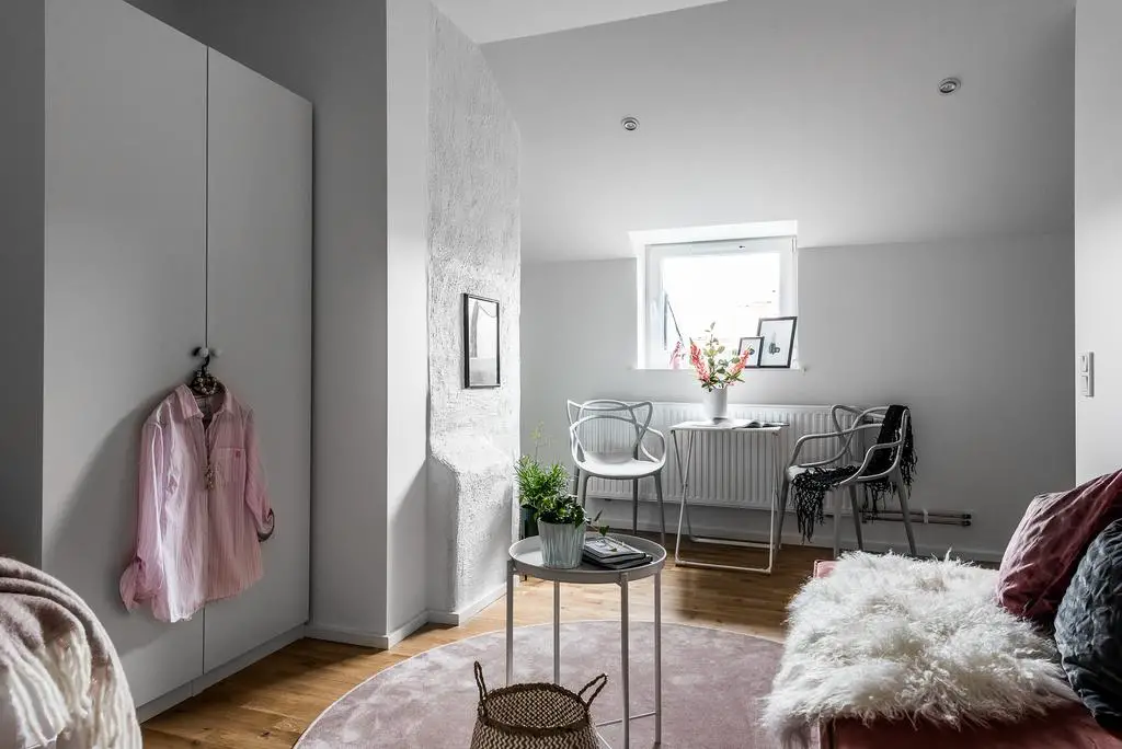 瑞典双室对比 | 女性化与中性空间的室内设计魅力-4