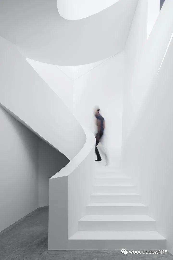 混凝土别墅 | 人居住的墙与弯曲楼梯的创意设计-8