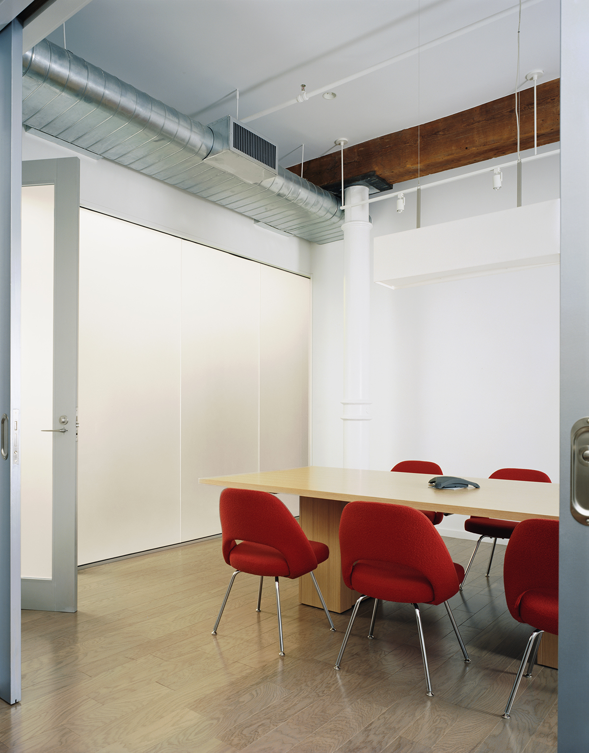 SOHO 办公室翻新升级，铸铁柱与木料展现工业风魅力-5