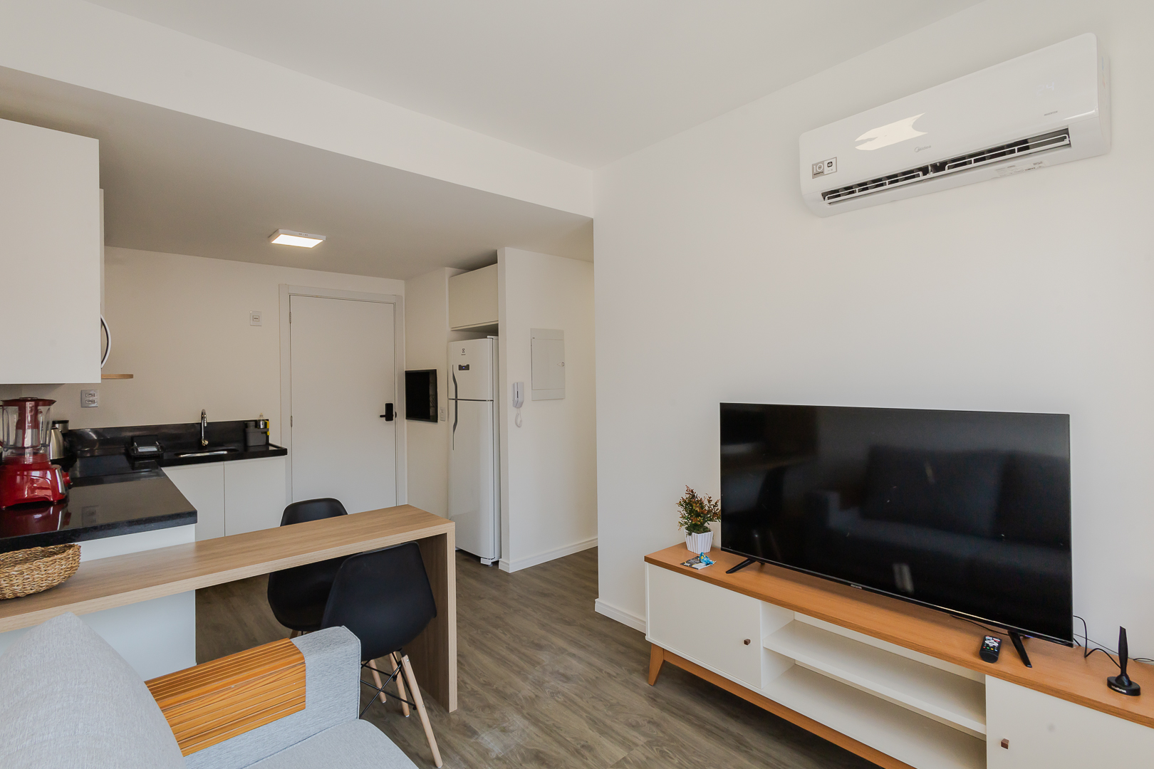 Modern Airbnb Apartment-5