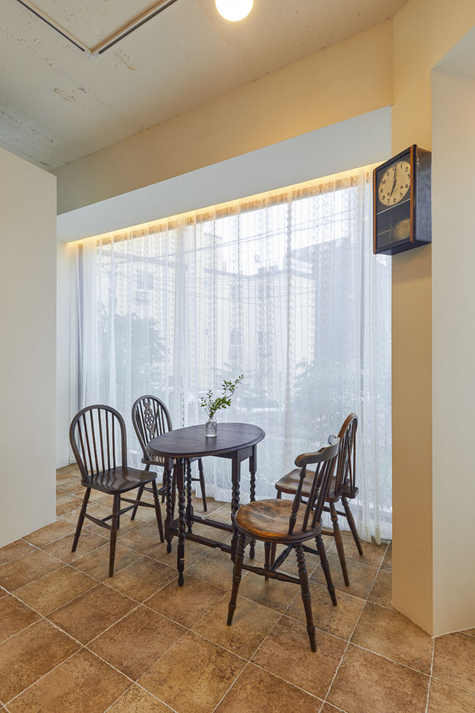 21 平米咖啡店，白色与木纹的温馨空间-11