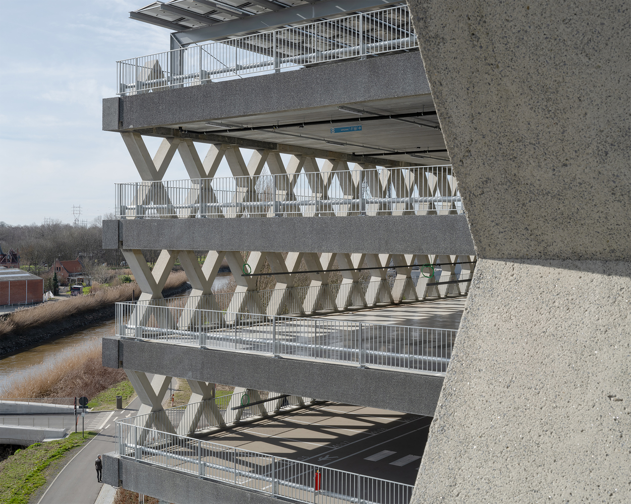 停车大楼的动态转换空间-29