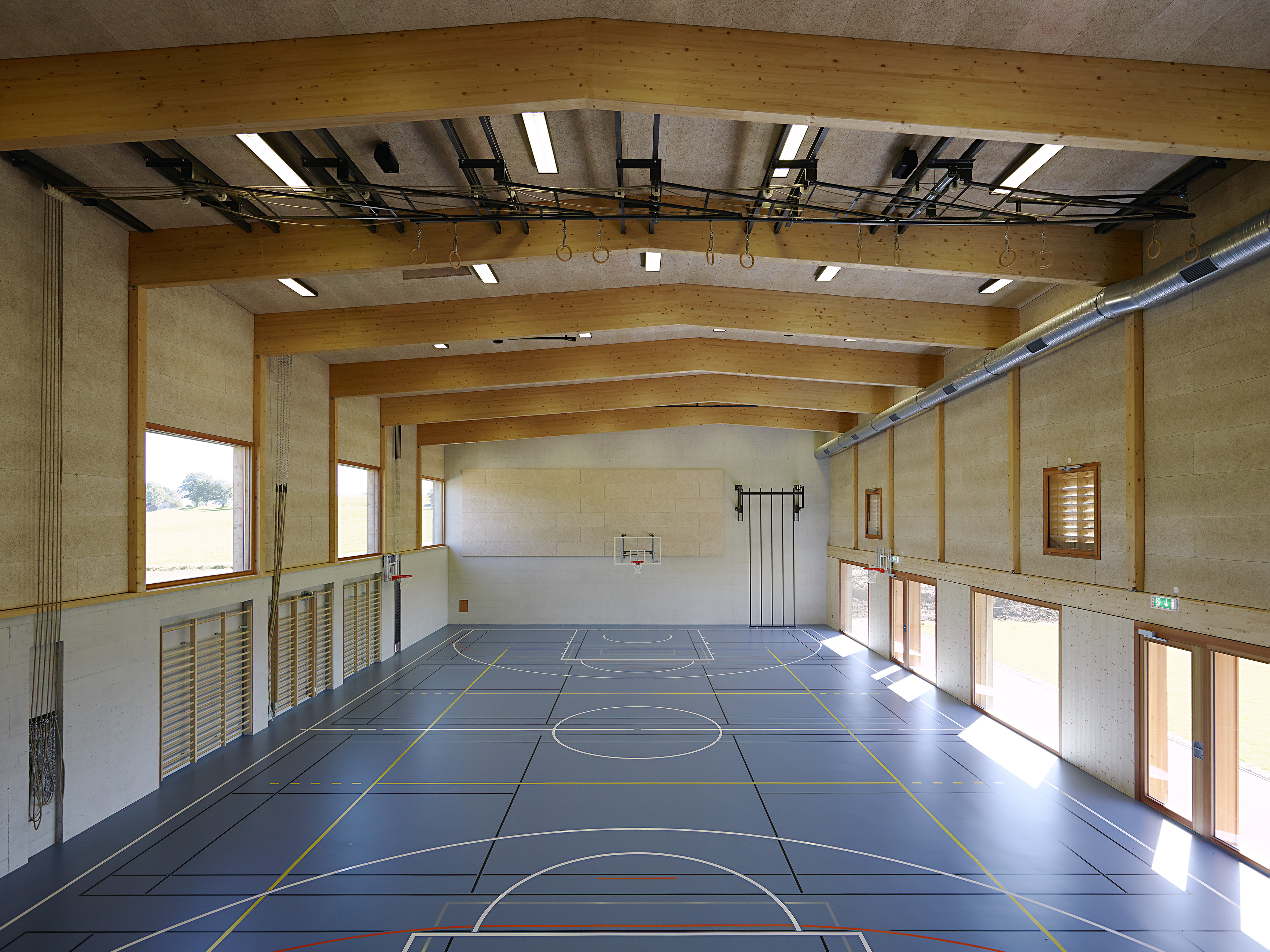 融入乡村景观的玻璃学校-13