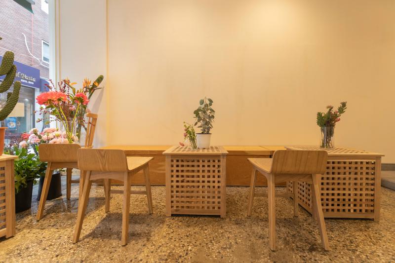 七坪空间的奇幻之旅 | 白色与木质的温馨咖啡馆-5