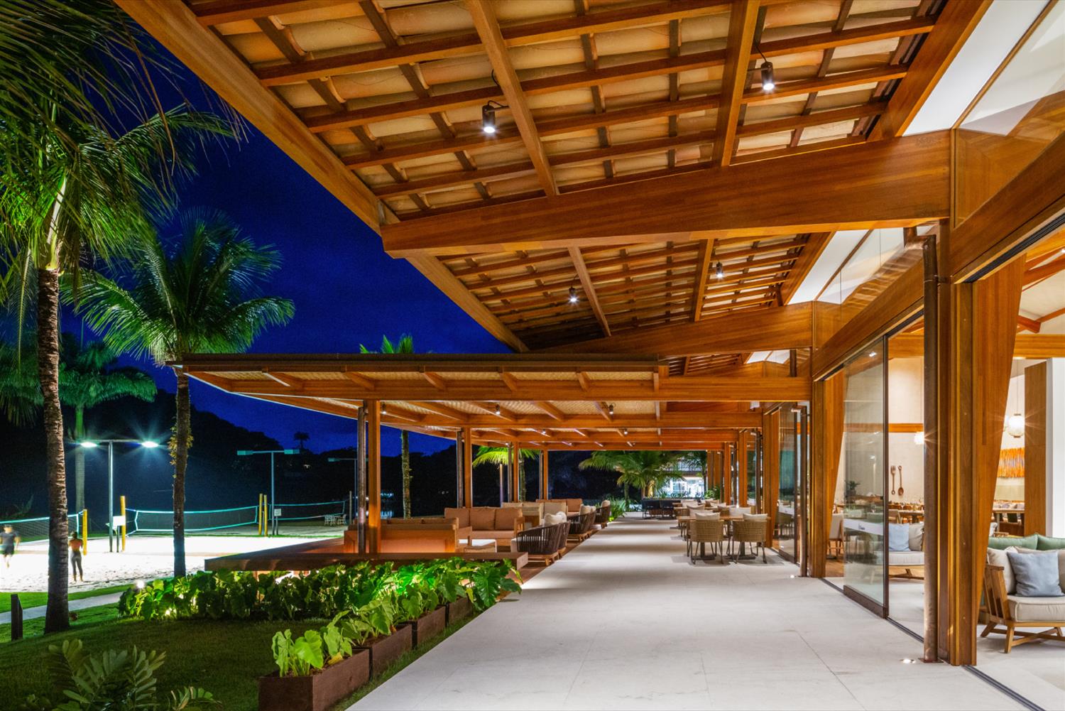 巴西 Laranjeiras 住宅社交区 | 木质与混凝土的和谐共舞-1