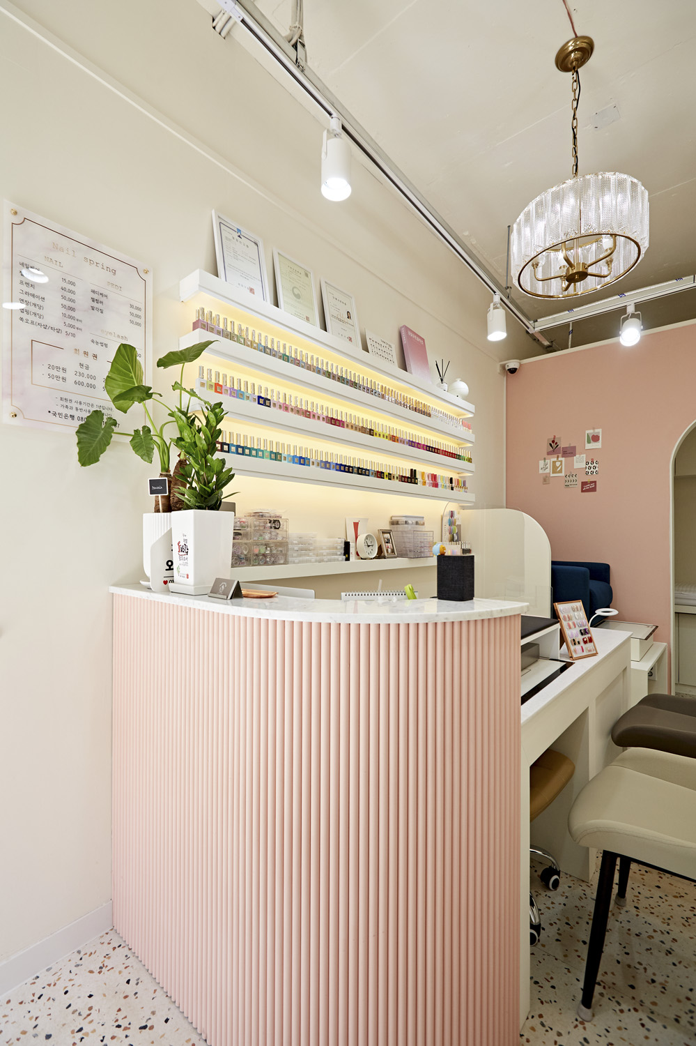 粉色梦幻 | 尼尔斯·斯普林格的室内设计神作-7