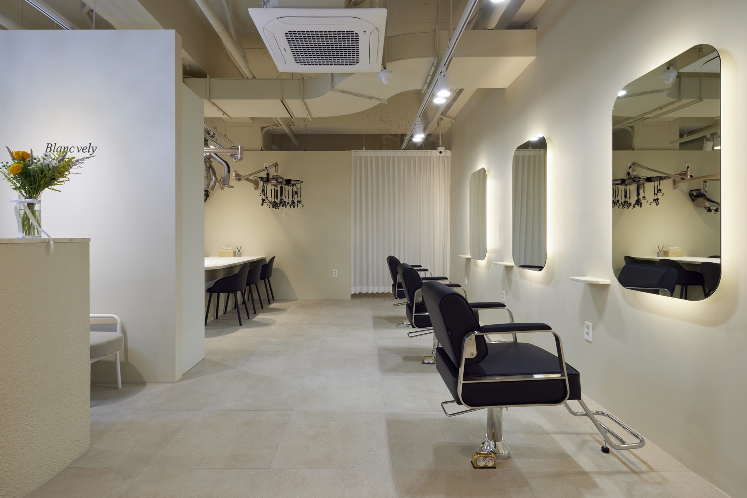 高级舒适的 24 小时美妆与美容沙龙设计-15