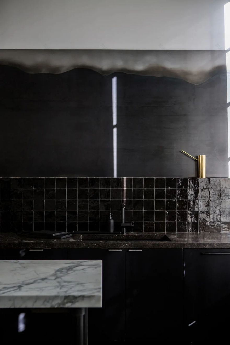 奇葩设计师用2年把房子涂成黑色,还被夸是天才?-152