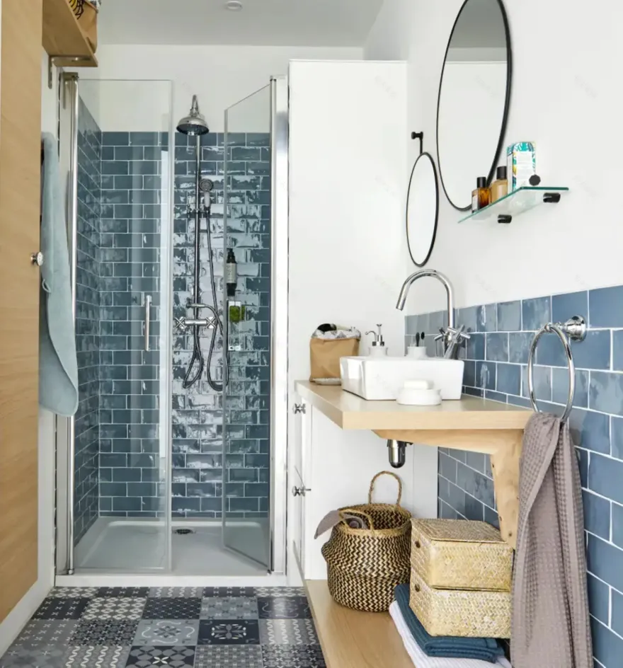 蓝色木调小卫生间 | 现代乡村风情的舒适设计-2