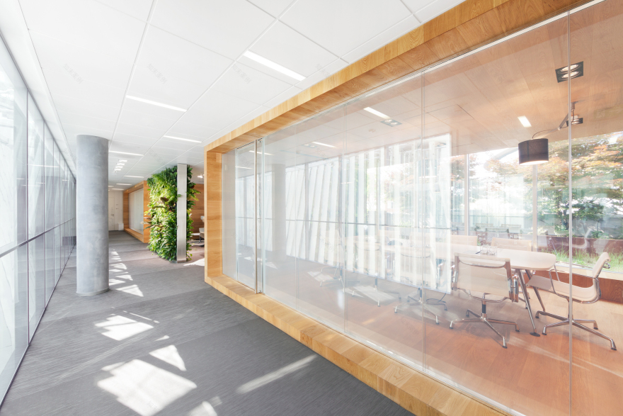 布拉格 KKCG 建筑室内设计 | 垂直花园与自然材料的融合-19