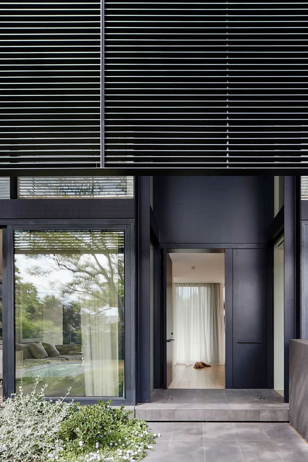 墨尔本 U 型现代别墅 | 坚固与温暖的二元探索-8