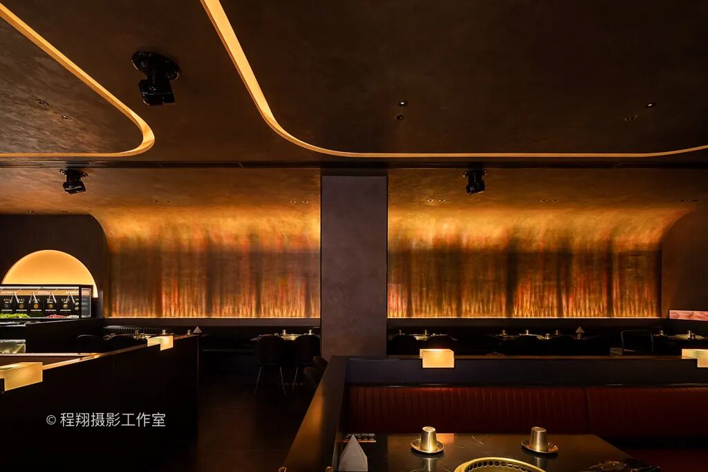 邂逅极光大漠畅享美食美酒｜海底捞旗下餐厅焰请烤肉铺子实景拍摄案例分享-15